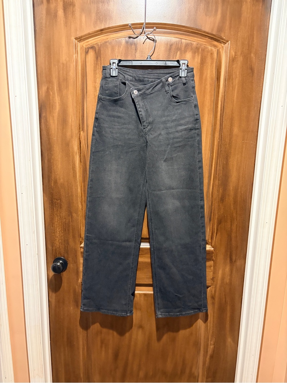 Black vintage look crossover jeans.